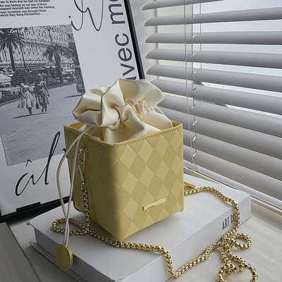 Дамска чанта от еко кожа в формата на ромб с метална верига 