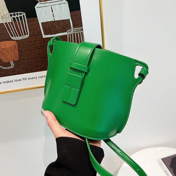 Нов модел малка дамска чанта от еко кожа