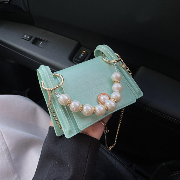 Дамска кожена чанта с перли в различни цветове