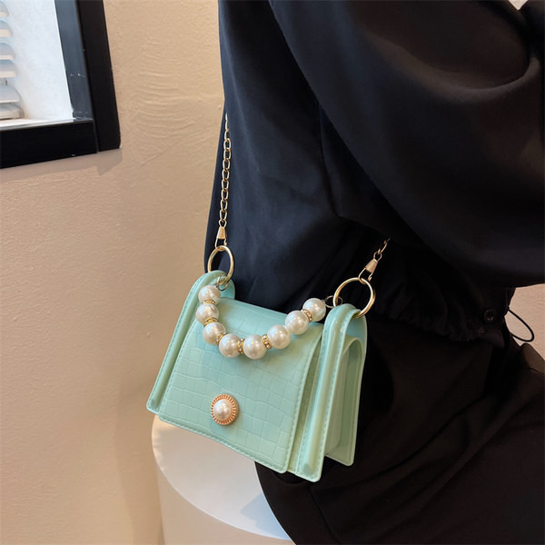 Дамска кожена чанта с перли в различни цветове