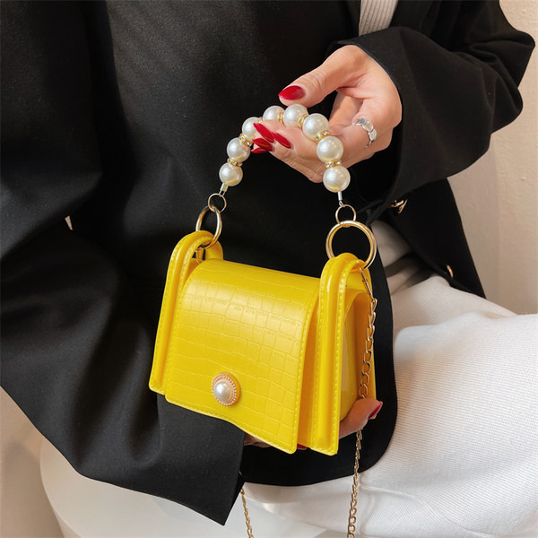 Дамска кожена чанта с перли в различни цветове