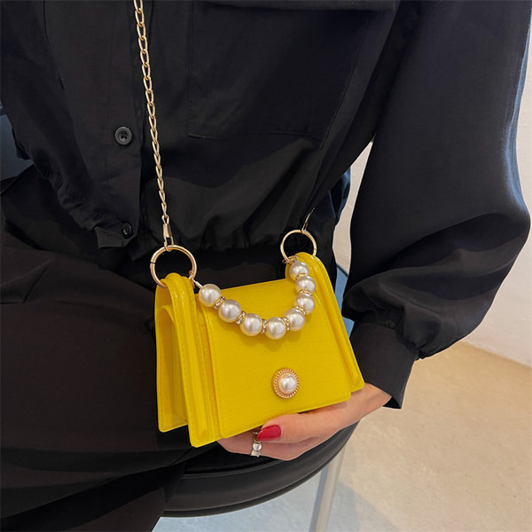 Дамска кожена чанта с перли в различни цветове