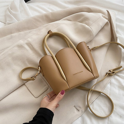 Дамска чанта от еко кожа с надпис и метална катарама