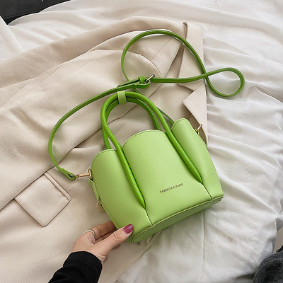 Дамска чанта от еко кожа с надпис и метална катарама