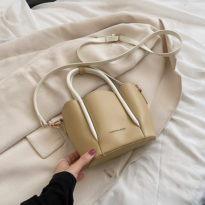 Дамска чанта от еко кожа с надпис и метална катарама