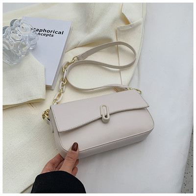 модерна малка правоъгълна чанта с метална верижка