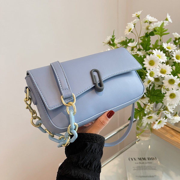 модерна малка правоъгълна чанта с метална верижка