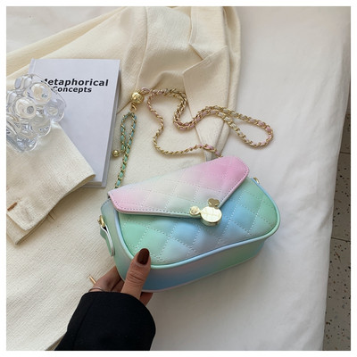 Нов модел малка дамска чанта с капитониран ефект