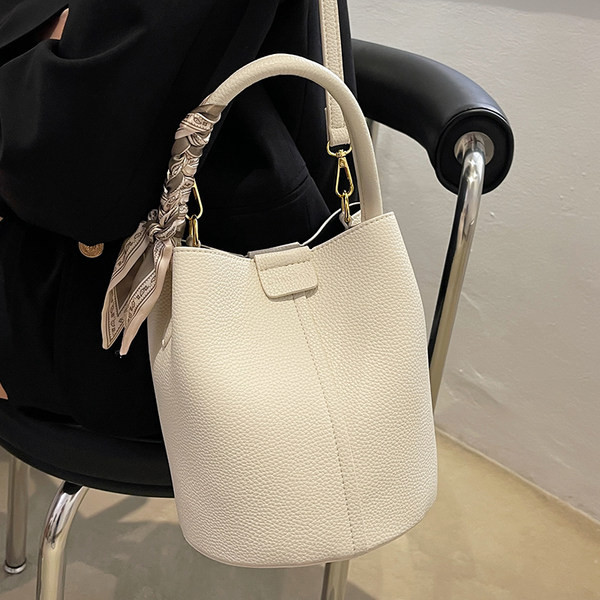 Дамска чанта от еко кожа подходяща за ежедневието