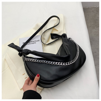 Модерна дамска чанта с метална  верижка