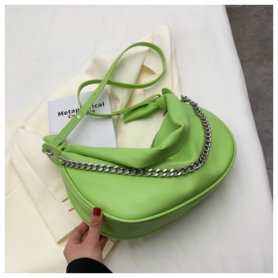 Модерна дамска чанта с метална  верижка