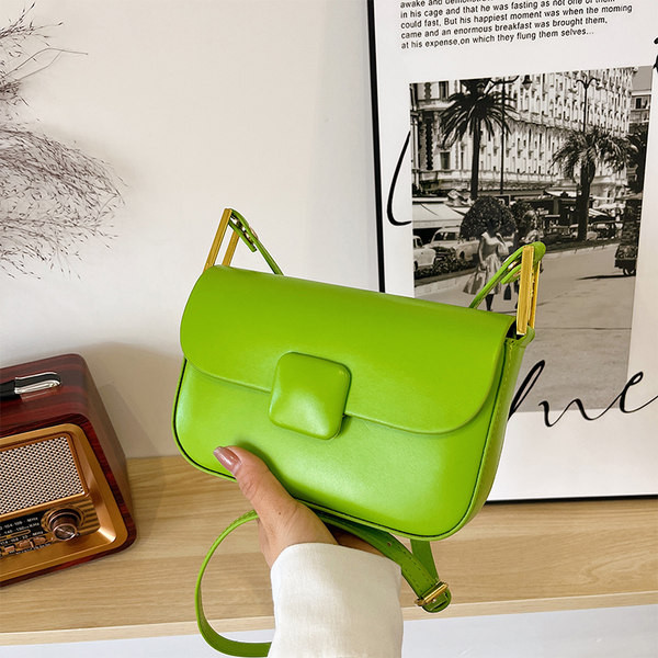 Кожена дамска чанта в няколко цвята 