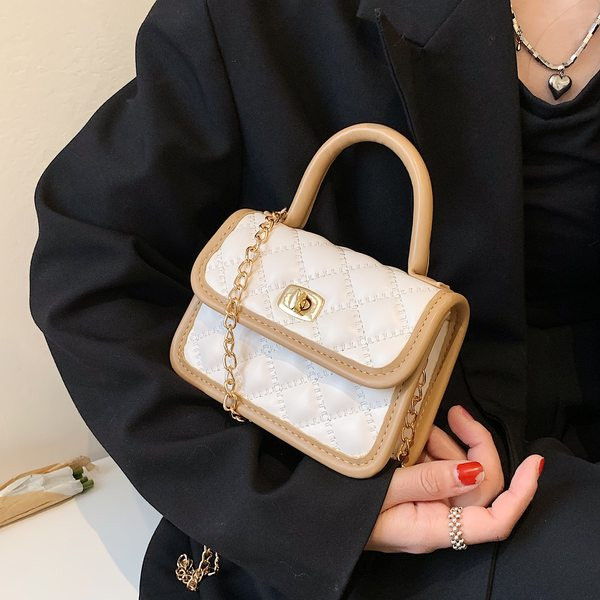 Дамска мини квадратна чанта с метална верига 