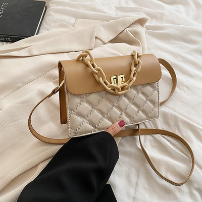 Малка дамска чанта с капитониран ефект и пластмасова верижка