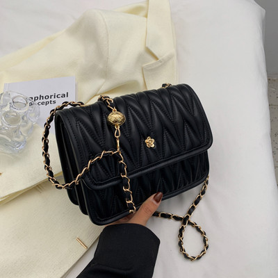 Дамска чанта от изкуствена кожа с метална верига