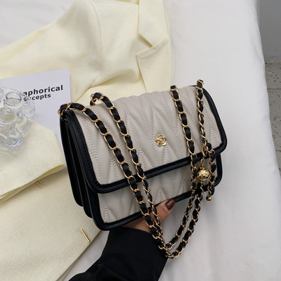 Дамска чанта от изкуствена кожа с метална верига