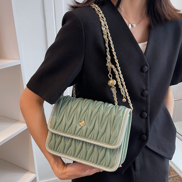 Дамска чанта от изкуствена кожа с метална верига