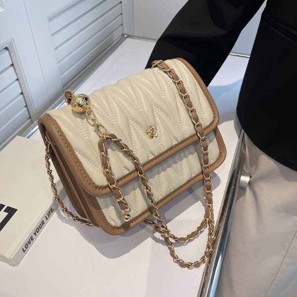 Дамска чанта от изкуствена кожа с метална верига