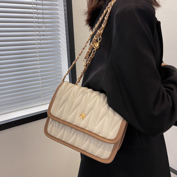 Дамска чанта от изкуствена кожа с метална верига