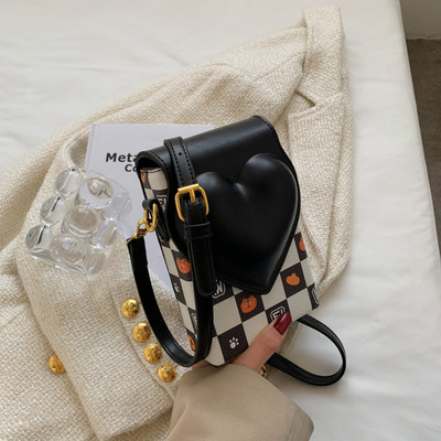 Дамска квадратна чанта с декорация сърце