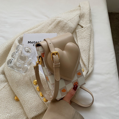 Дамска квадратна чанта с декорация сърце