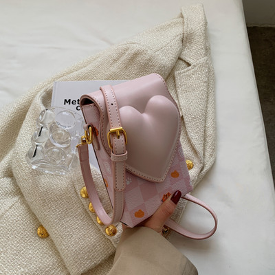 Дамска квадратна чанта с декорация сърце