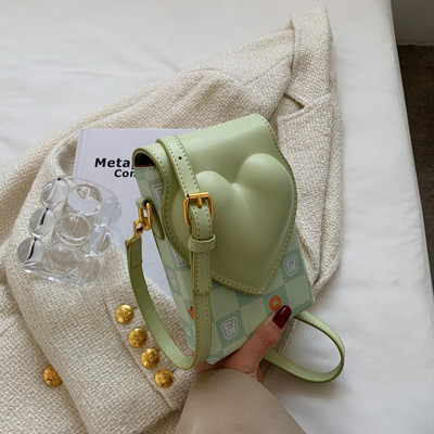 Дамска квадратна чанта с декорация сърце