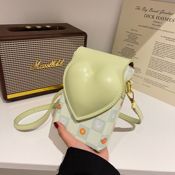 Дамска квадратна чанта с декорация сърце