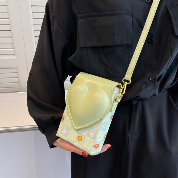 Дамска квадратна чанта с декорация сърце