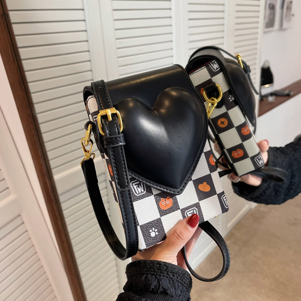 Дамска квадратна чанта с декорация сърце