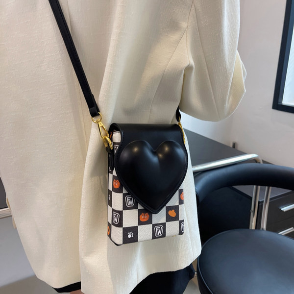 Дамска квадратна чанта с декорация сърце
