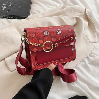 Модерна квадратна чанта с текстилна каишка в няколко цвята