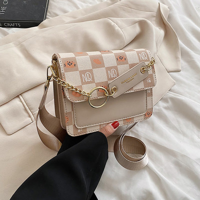 Модерна квадратна чанта с текстилна каишка в няколко цвята