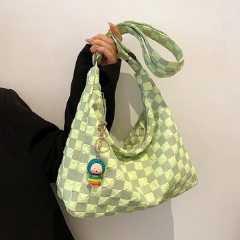 Γυναικεία υφασμάτινη τσάντα με μενταγιόν σε τρία χρώματα