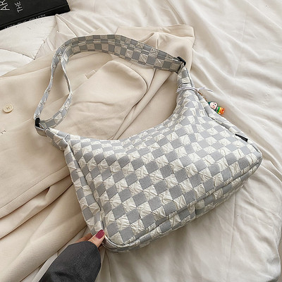 Текстилна дамска чанта с висулка в три цвята