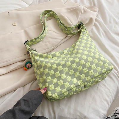 Текстилна дамска чанта с висулка в три цвята