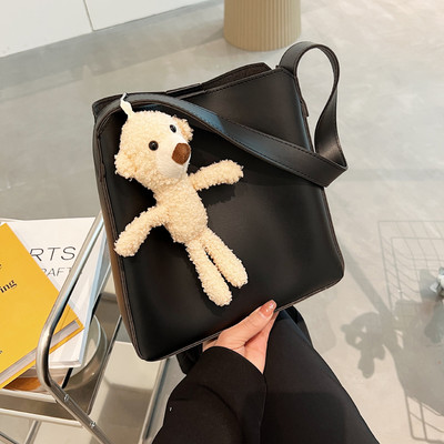 Дамска кожена чанта с 3D декорация и закопчаване с цип