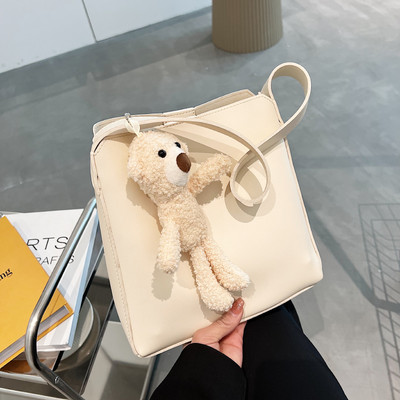 Дамска кожена чанта с 3D декорация и закопчаване с цип