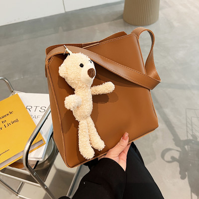 Дамска кожена чанта с 3D декорация и закопчаване с цип