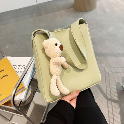 Дамска кожена чанта с 3D декорация и закопчаване с цип