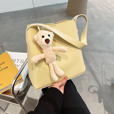 Дамска кожена чанта с 3D декорация и закопчаване с цип