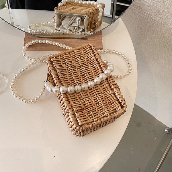 Правоъгълна ратанова чанта с перли