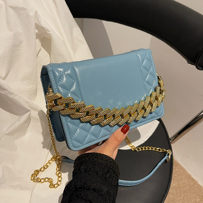 Кожена чанта с метална декорация 