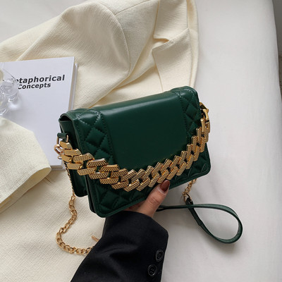 Кожена чанта с метална декорация 