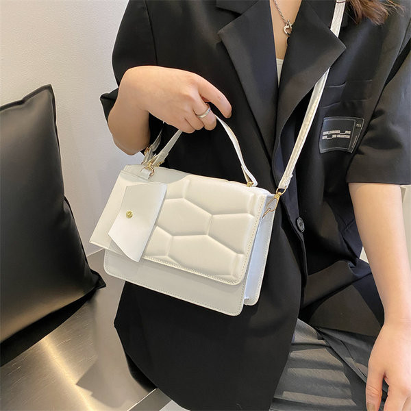 Модерна дамска чанта с релефна еко кожа с две дръжки