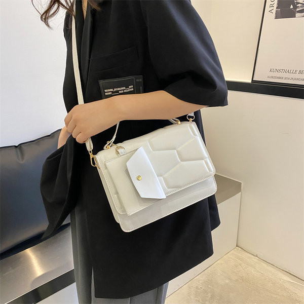 Модерна дамска чанта с релефна еко кожа с две дръжки