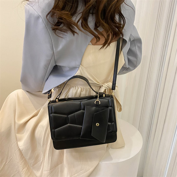 Модерна дамска чанта с релефна еко кожа с две дръжки