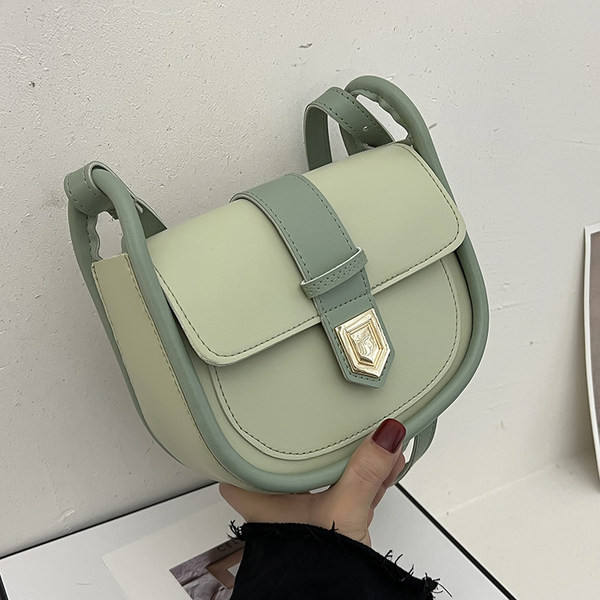 Модерна малка дамска чанта с метално закопчаване -еко кожа