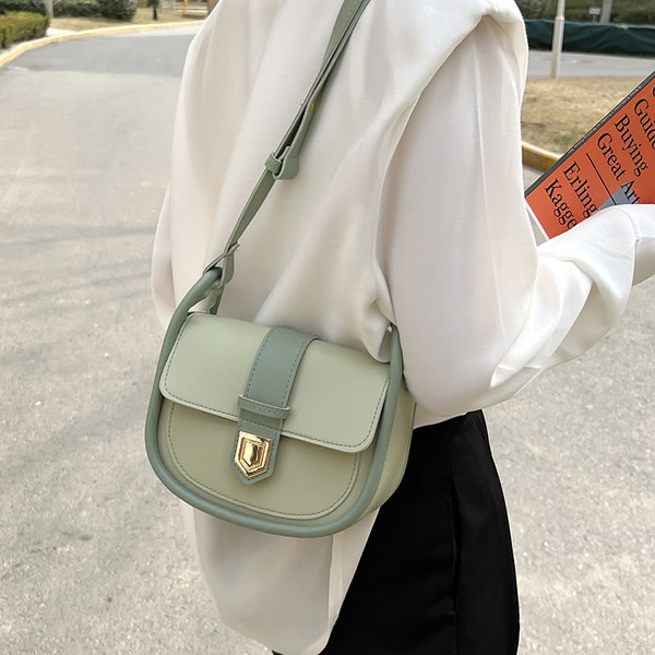 Модерна малка дамска чанта с метално закопчаване -еко кожа