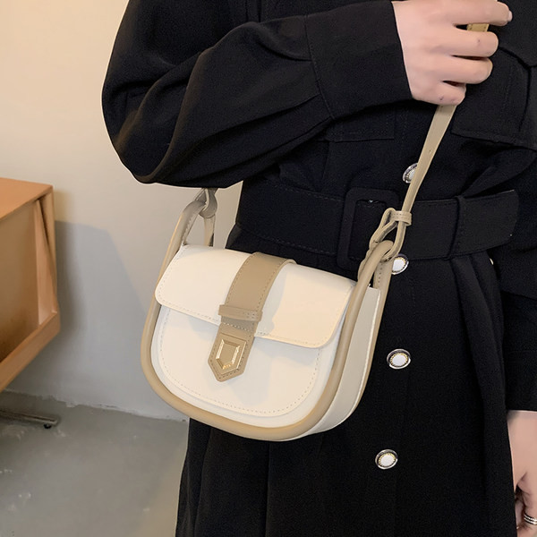 Модерна малка дамска чанта с метално закопчаване -еко кожа